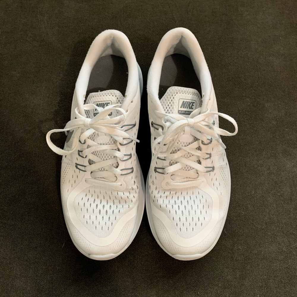 Nike Flex 2017 Run (size 8)